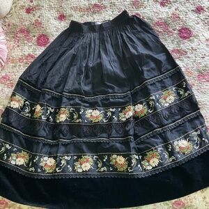 Festive vintage German skirt, size S/M